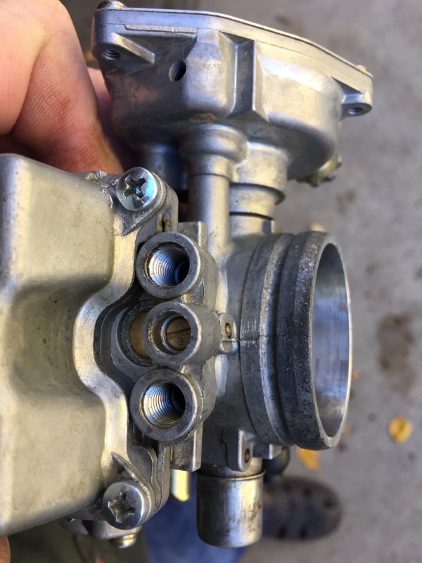 carb-bottom-missing hoses.jpg