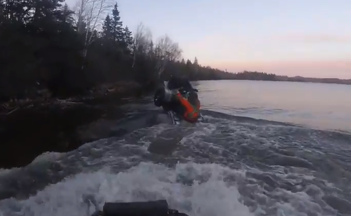 Modded Yamaha doing water wheelies!